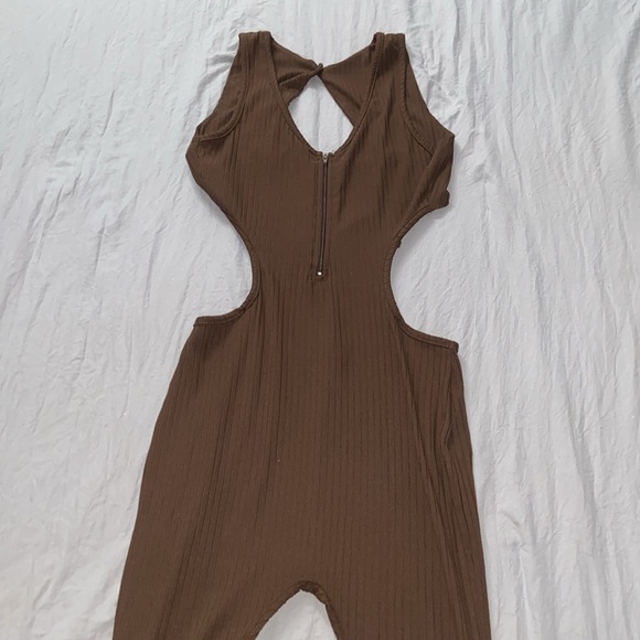 Cut out jumpsuit - Picture 4 of 5